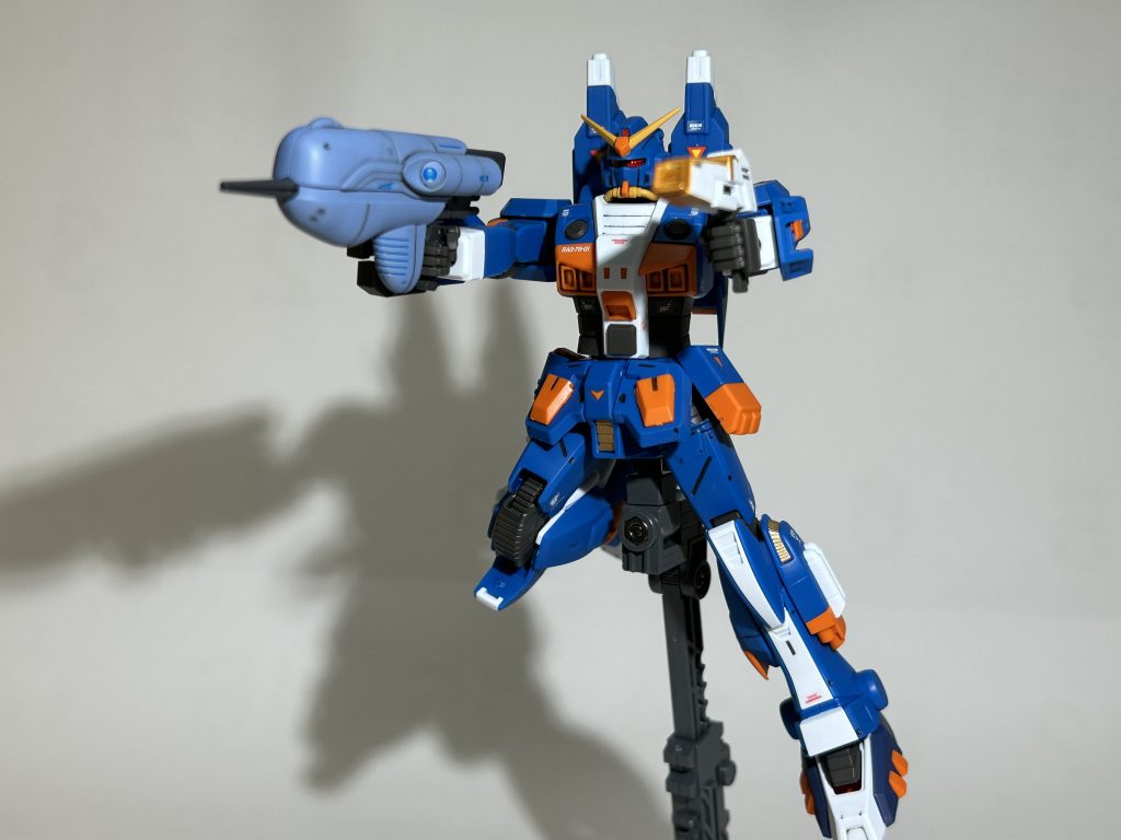 これは2つ購入したのでプロポーション確認がてら。アンテナやパイプ?の黄色っぽい部分、ビームライフル、ダクト等をゴールドに塗装。マーキングの13に深い意味はありませんが、強いて言えば「俺は…1人の軍隊だ」