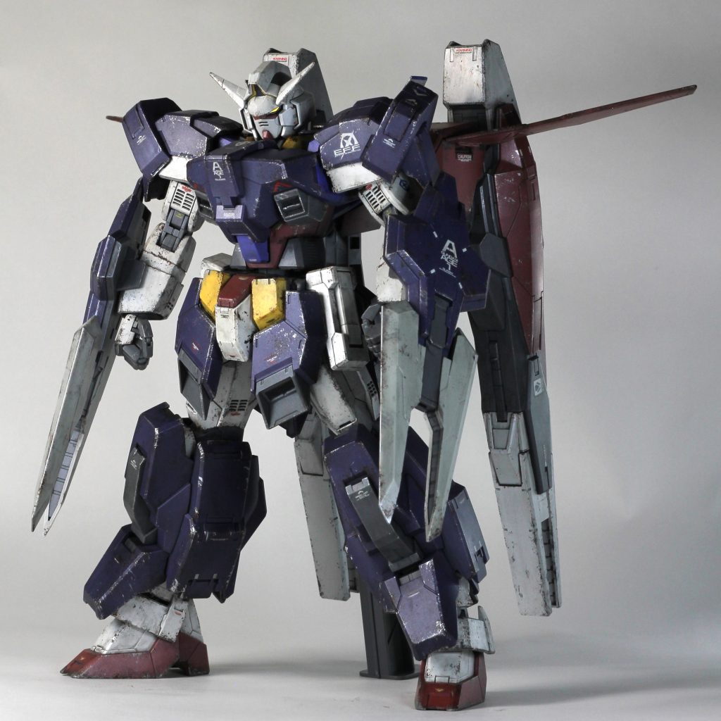 アクリルガッシュでウォッシングして、エナメル塗料でチッピング塗装はスカート追加装甲の。ダクトなのかスラスターなのかわからないけど黒いところ、あとすこーしだけ赤を添えただけです。加工は何もしておらす、それどころかゲート処理すらしていませんが、パッと見プラスチックには見えない、というのを意識しました