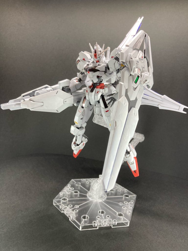 エアリアル改修型とキャリバーンのライフルを合わせた新型バリアブルロッドライフル「コメット」を装備した高機動形態。