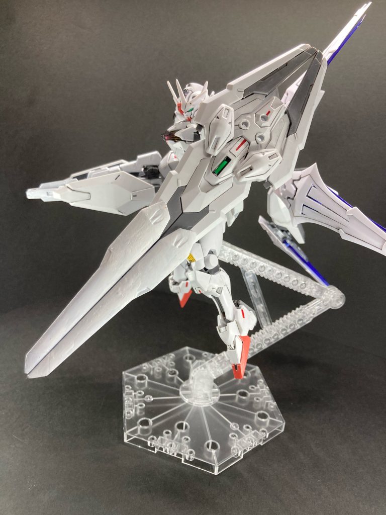 ビットを合体させたシールドであるエスカッシャン改。ロングライフルビットを追加したことでシールド出力の増加、シールド先端部からの砲撃も可能。