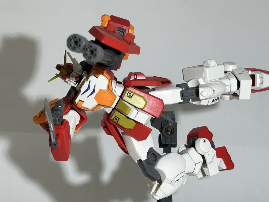 こちらも黄色い部分やナイフ、ガトリングの砲身、ミッドナイトブルーベースの一部を塗装。