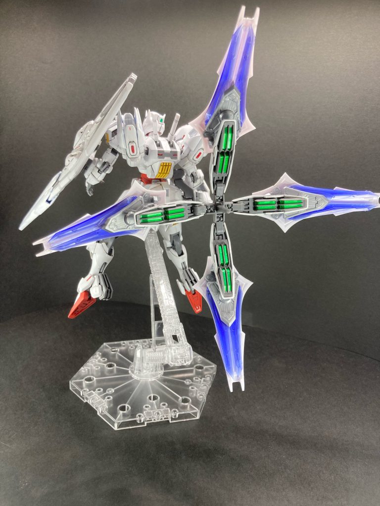 クアトロ・スラスターにはそれぞれに大型ビットが追加され、機動性と防御力のアップがされている。