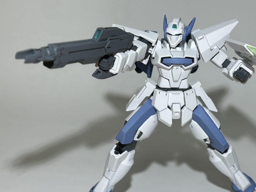 背中のパーツを取られたこちらは一部差し色で青系塗装。取られた分はテキトーなパーツで補い、ライフルは銃口をF91のバズーカのに変更。