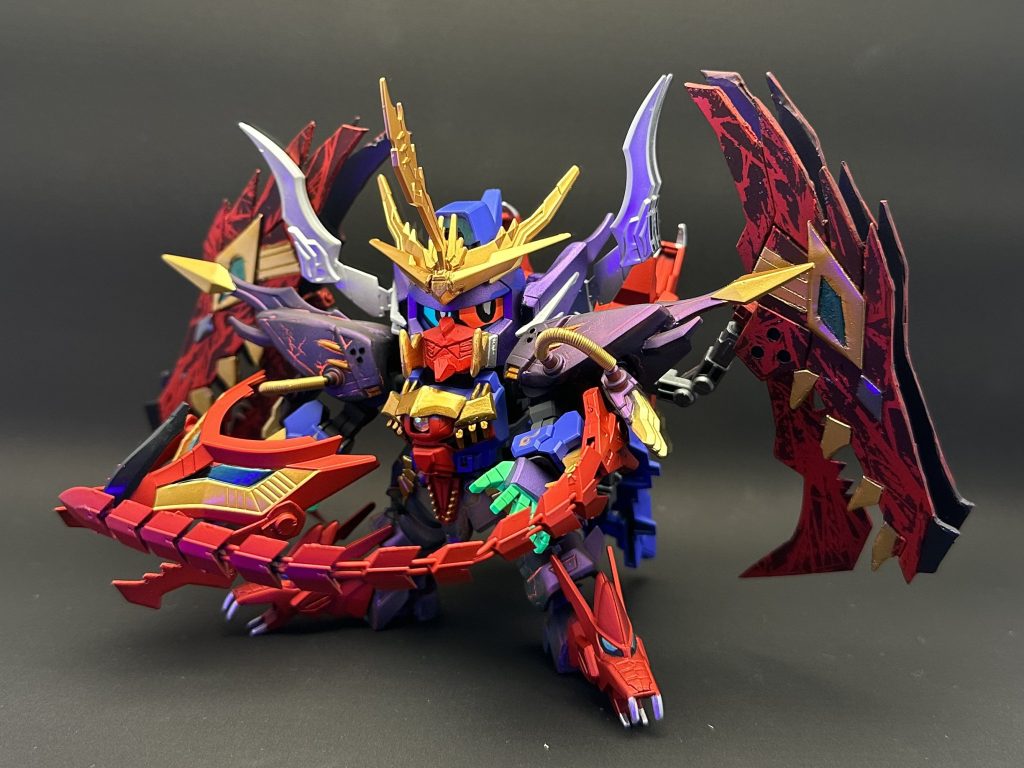 ゼロシステムで見た未来に絶望し、自らの理想の世界実現のために、全宇宙の支配を目論むモチーフMSは、その名の通りガンダムエピオン（＋ドラグエピオン）クロスシルエットフレームをベースに、旧キットの1/144やGジェネシリーズのガンダムエピオンなどをベースに、プラ板やパテなども駆使して作っています。