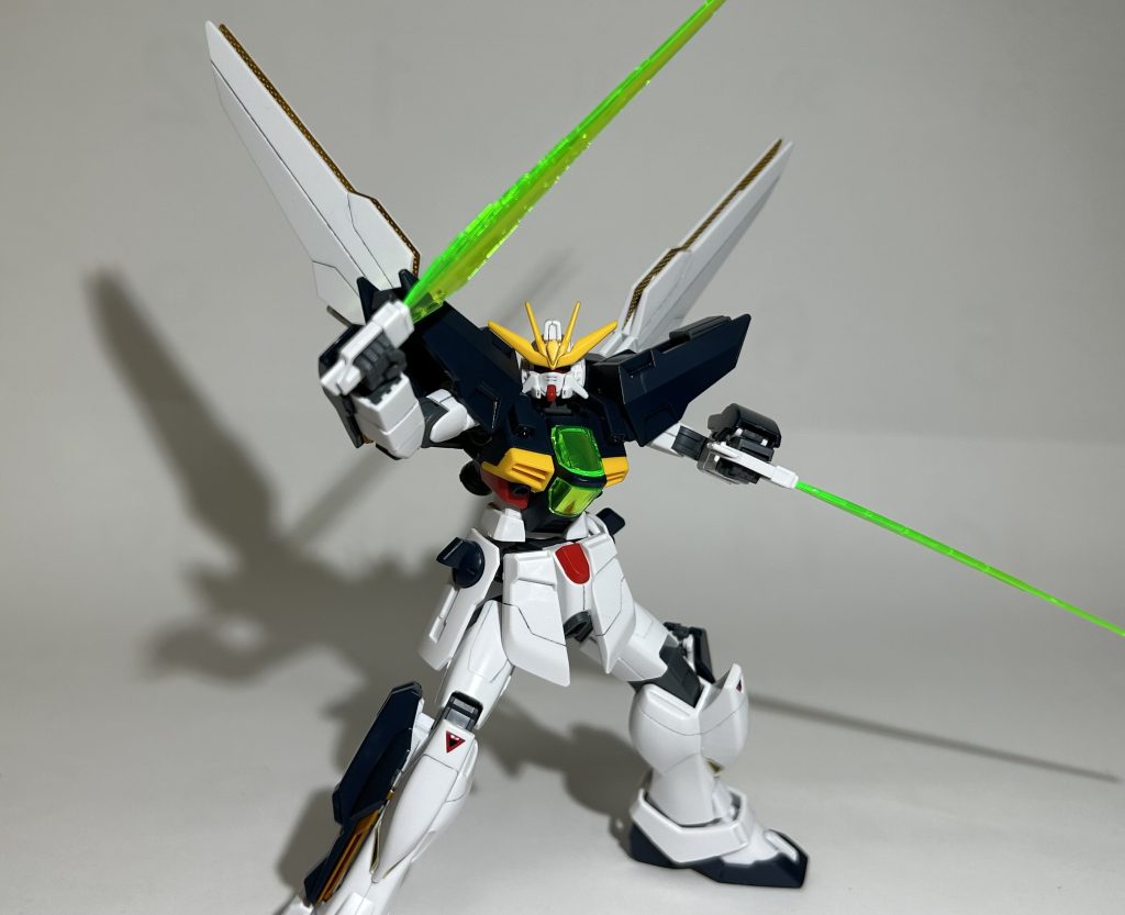 色は後々気が向いたら手を加えようかと思って取り敢えずメインカメラのシールのみだったけど、後にエアブラシを導入してから他のシールも貼ってトップコートだけにした。