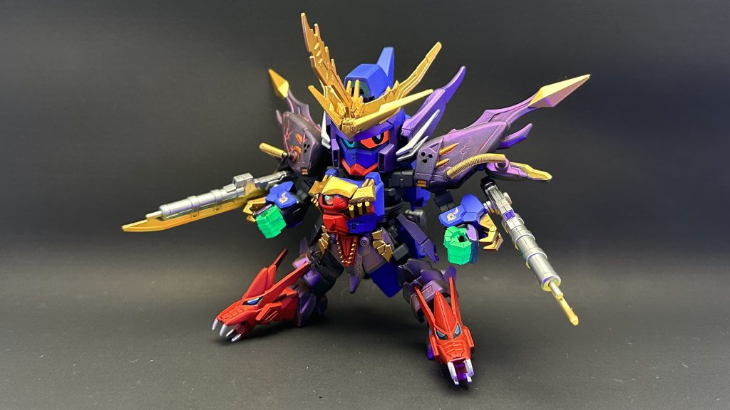 いわゆるフューラーガンダム形態こと、【フューラーガンダムエピオン】マスクオフし、赤色が大きく減るので、雰囲気も変わります。ゴテゴテしいものが付いてないので、1番動かしやすい形態です。