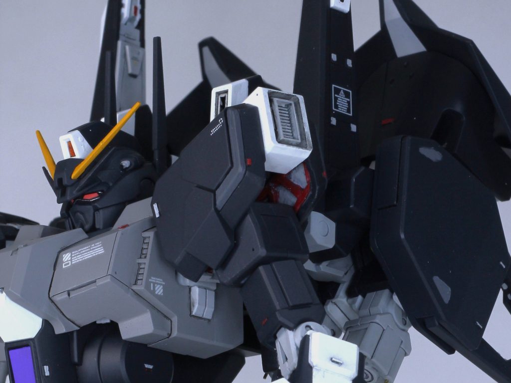 肩アーマーの裏にはトラスを作りました。そして赤く塗りました。アーマー表面では、スジボリしたところを塗り分けたりしました。脇にフレームディテールを追加。胸のスジボリはエッジに沿うように。