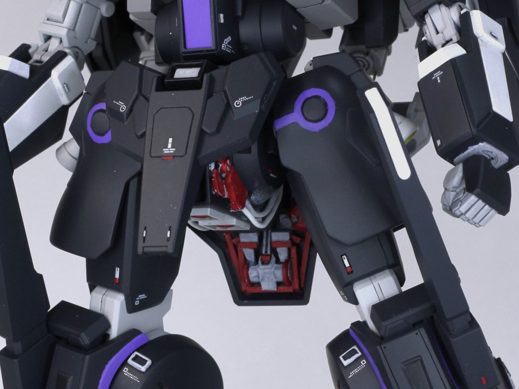 スカート裏などのディテールを一部赤で塗り分けるのも、宇宙世紀らしさを意識しています。正確には、ファーストガンダムと地続きであるという意識です。エヴァも意識してます。スカート裏ディテールは基本的にアーティファクトとプラ棒で構成されています。百均のリード線でパイピングしてみました。太ももには0.1のタガネで彫ったモールドに三角屋のダミーフレームを埋め込んだり、分かりにくいですがスジボリをしたりして、アシンメトリーなディテールを作りました。