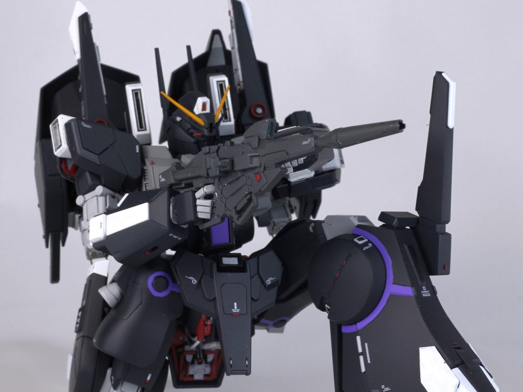 親の顔程見た武器、ビームマグナムですが、従来と少し趣向を変えて、有彩色(赤)を足してみました。グレーは過去作のユニコーンガンダムと同じ色を極力再現しました。