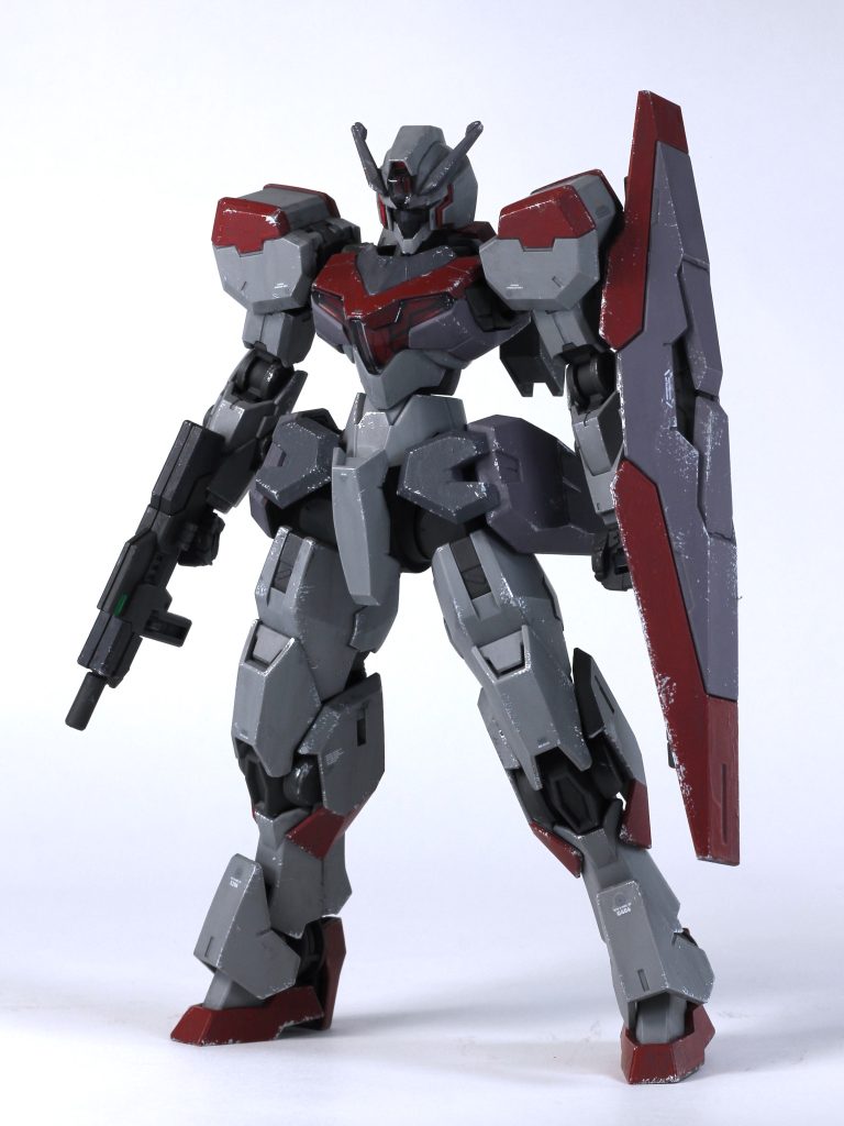 シタデルのベースレッドで筆塗りしました。胸とふくらはぎの塗り分けがお気に入りです。顔はガンダム顔だけど、無機質で感情がなさそうな感じが出てたらいいな汚しは戦闘機イメージで銀チッピングとウォッシング。