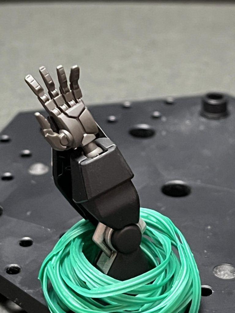 ドモン『デビルガンダムの下から機体だと⁉︎ブレード『何故俺たちが来ても逃げなかったのか…この地であの機体の再生に注力していたということか。グエル『あのエアリアルが持ち出された物ならあれはクワイエットゼロの宙域でスレッタを守った機体…エリクトなのか⁉︎(ス…ッタ…スレッタ)スレッタ『この声⁉︎エリクト⁉︎エリクトなの?