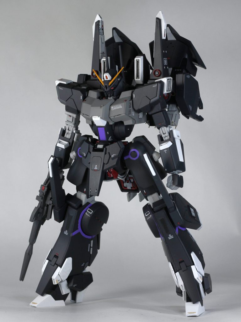 全体のバランスを見ながら、ごちゃごちゃしすぎないように。スジボリは、元々ある線に沿って追加することを意識しました。プロポーションも少し変更。肩幅を1ミリ延長(アーマーはそのまま)。首を0.1ミリほど伸ばしました。