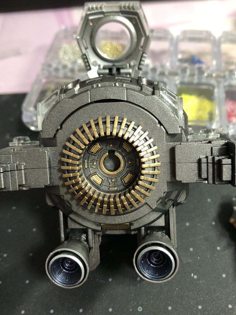 下部バーニア周り。内部で細かい場所なのだかなり頑張って筆塗りしたのですが………