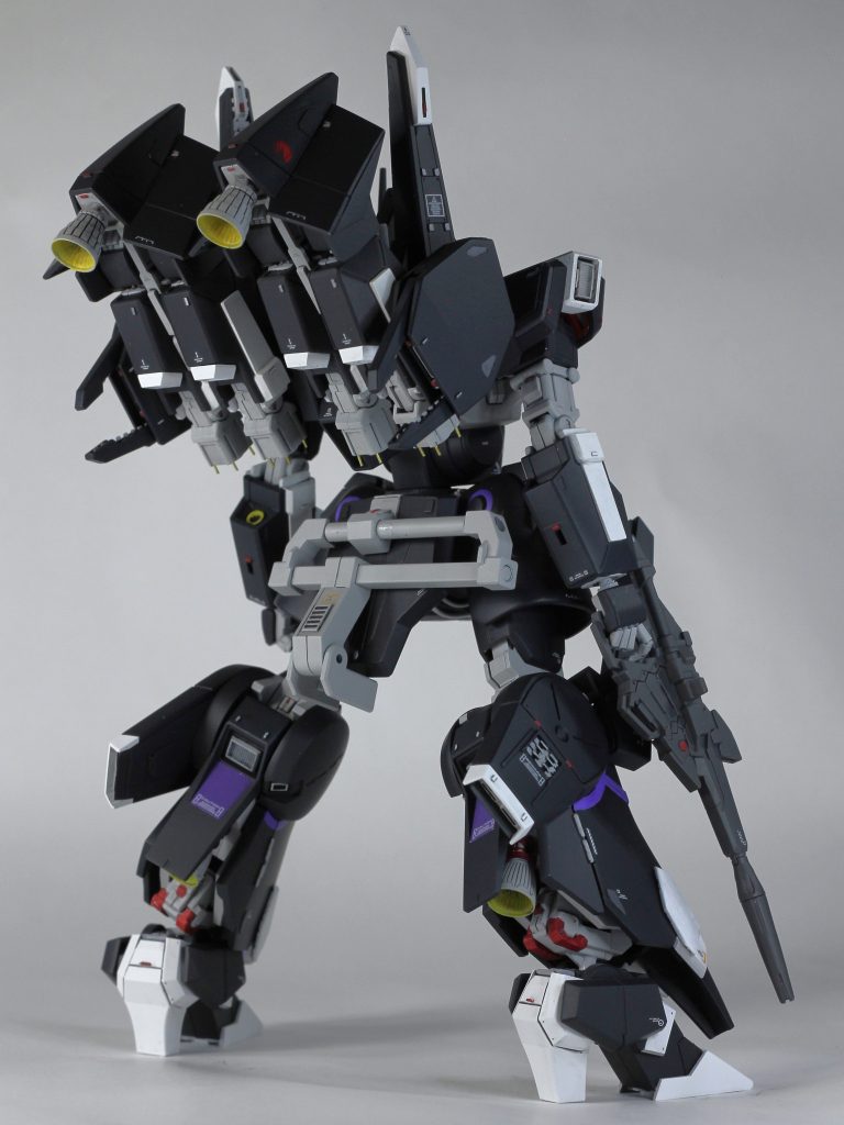 MSGやwaveのパーツ、ガンダムアーティファクトにプラ板、そして三角屋のダミーフレームと、今までやったこのあること、始めてやること、思いつくものすべてやりました。バーニアの内部は黄色(水性ホビーカラー境界戦機イエロー)で塗り分け、宇宙世紀らしさを強めてみました。