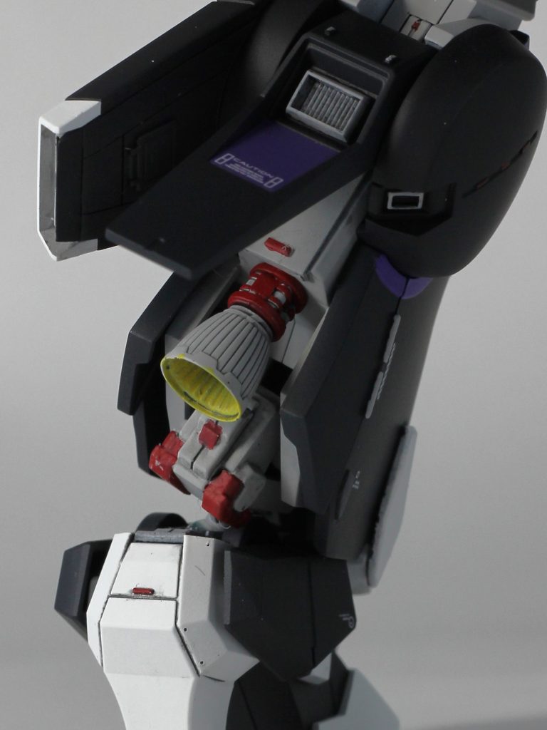 足首まわりもしっかりと。大きいバーニアはwaveのUバーニアに置き換えてます。そしてここも赤く塗り分け。これらの赤はシタデルを使いました。足首の関節にパーツを盛って、スカスカ感を抑えました。