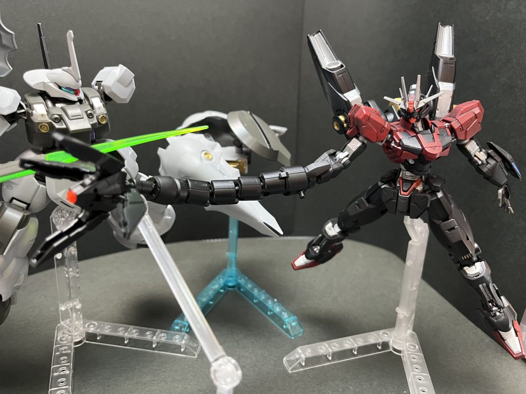 擬似スパロボ あらすじデビルガンダムを利用するプロスペラを止めるべく部隊を分けたロンドベル隊。最新部に到着したグエル、スレッタはドモン、ブレードと合流し、14番目のクローン体セレッタが駆る黒いエアリアルを退ける。しかしその戦闘も時間稼ぎに過ぎず、オリジナルの変異機エアリアルEの蘇生が目前であることが判明する。距離が近づいたことでエリクトの声を感じ取るスレッタだが、彼女の意思は消えつつあった。最後の力でスレッタに願ったことは『自らの完全な破壊と抹消』であった。各々の最大火力でエアリアルを集中砲火するもデビルガンダムと謎の砲撃に阻まれ復活を許してしまう。エリクトの最後の願いを果たしたいスレッタとグエルはエアリアルEと戦闘を開始する。それを追うドモン、ブレードの前に立ちはだかったのはかつて倒したはずのブレードの宿敵テッカマンエビルであった。今までの擬似スパロボリンク↓https://gumpla.jp/story/1535059