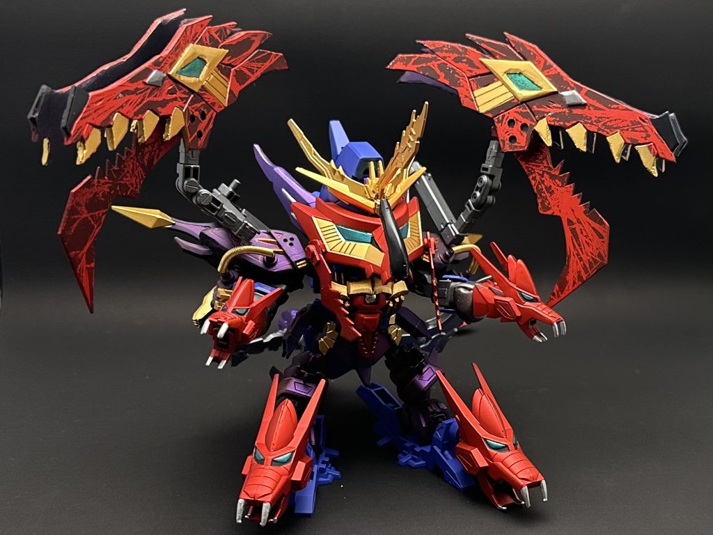 『セブンスドラゴン』形態原点のフューラーコマンダーは、３つ首のドラゴン形態になりましたが、こちらは「7人のマスクコマンダー」企画ににちなんで、７つ首のドラゴンに変形します。