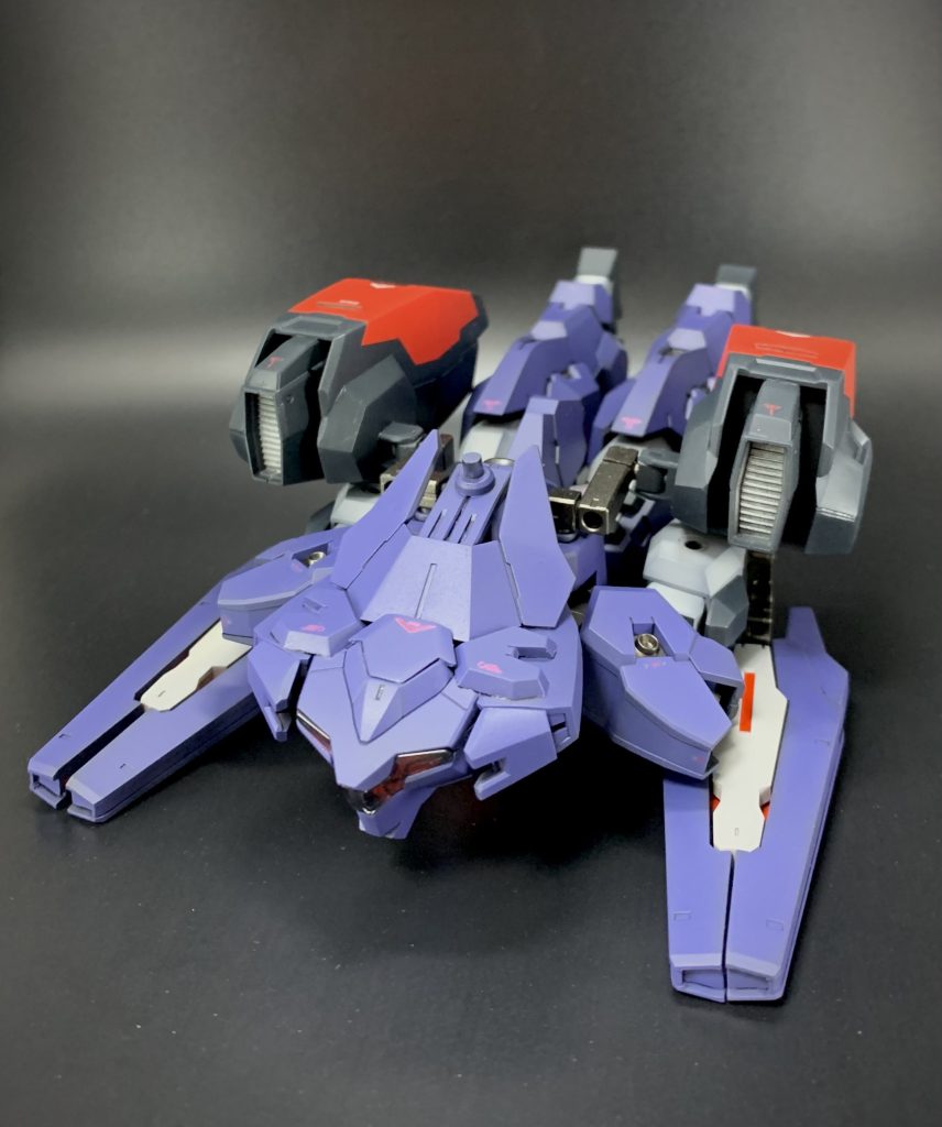 モビルアーマー形態に変形。バックパックの位置を下げ、腰を180度回転、モビルアーマーヘッドを頭部に被せて完成です。モビルアーマー時のヘッドはガンヴァルヴァの胴体をベースにミキシングで切り刻んで出たソーンのパーツを貼り付けてそれっぽくしました。差し替え無し、完全変形です。元ネタと同じ変形なので簡単なんですけどね。