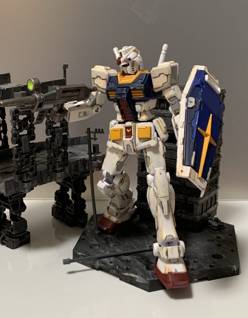 シールドをもう少しダメージ加工しても良かったかとも思いましたが・・・・アムロが搭乗しているので、ほぼ被弾は無し。という設定にしました。(↑こういう言い訳で手抜きしました。)