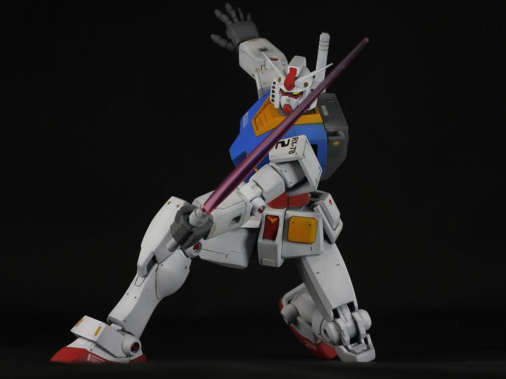 上半身はほぼ旧HGUCガンダムのままの可動域ですが、足が動くだけでこんなに様になるんですねぇ。サーベルを持てるMSハンドが無いためキット付属の物を使ってます。