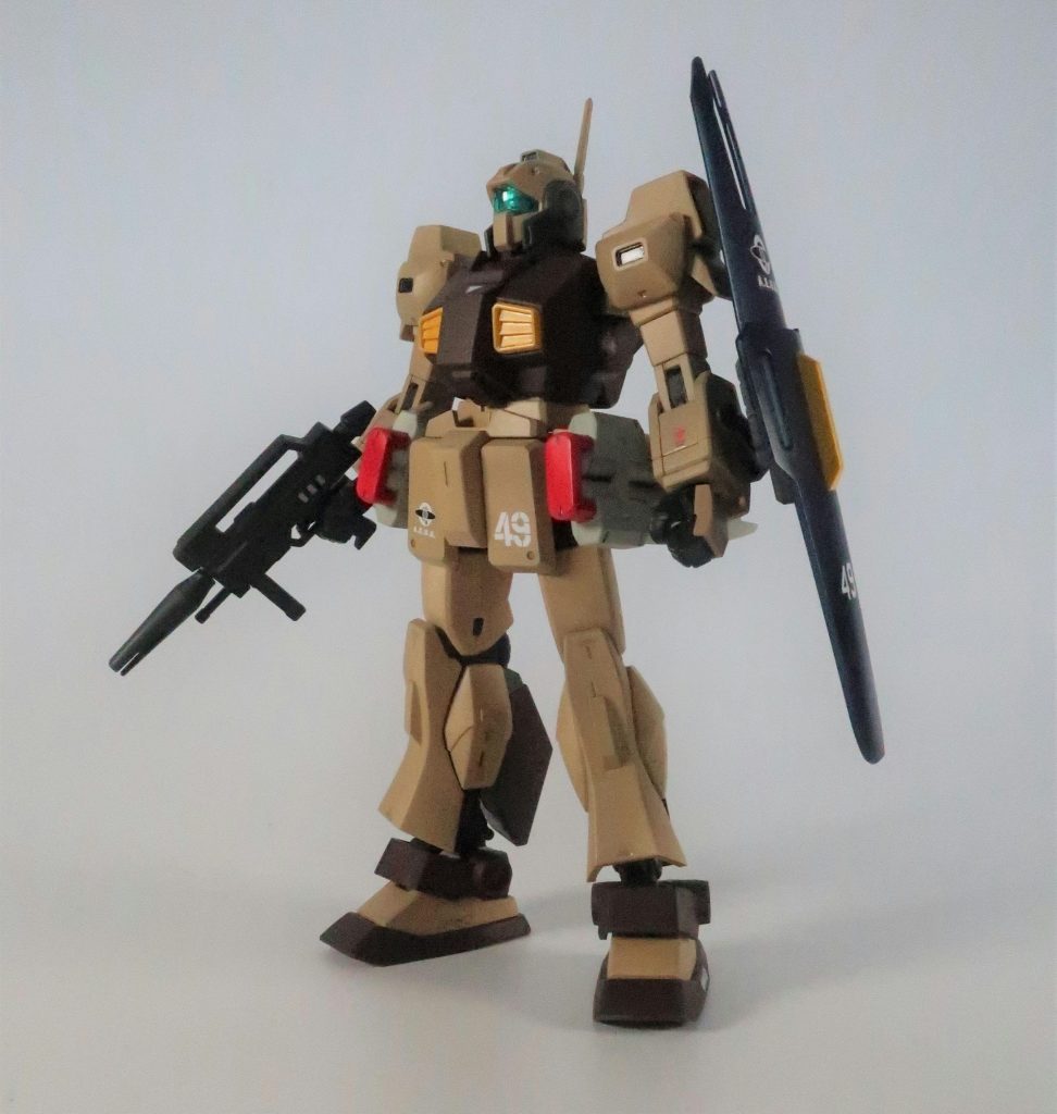 キットはストレートに組んでいますが、ジャンク箱の中にあったジムIIIの大型ミサイルを腰に装備させました。