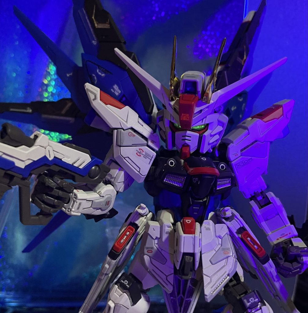 ツインアイは蛍光を重ねてブラックライト対応にしていますついでにアンテナ中央の赤いパーツの中の文字も光ります