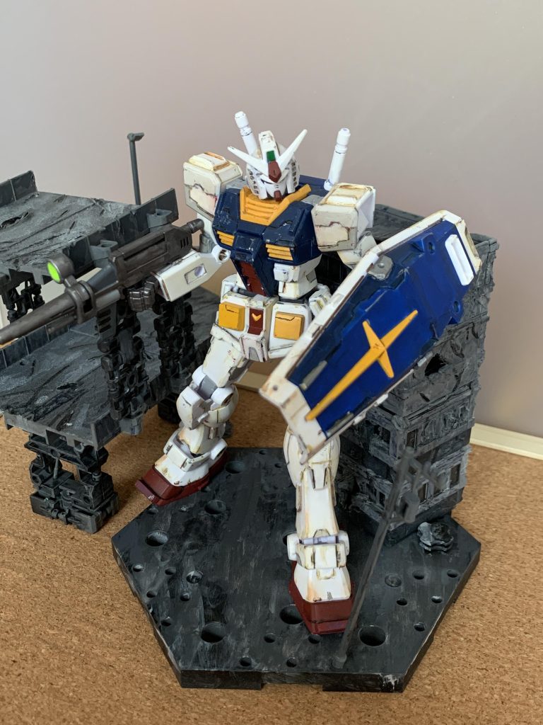 背景の代わりにシステムベース市街地verのキットをダメージ加工したうえでウェザリング塗装してジオラマ風にしてみました。