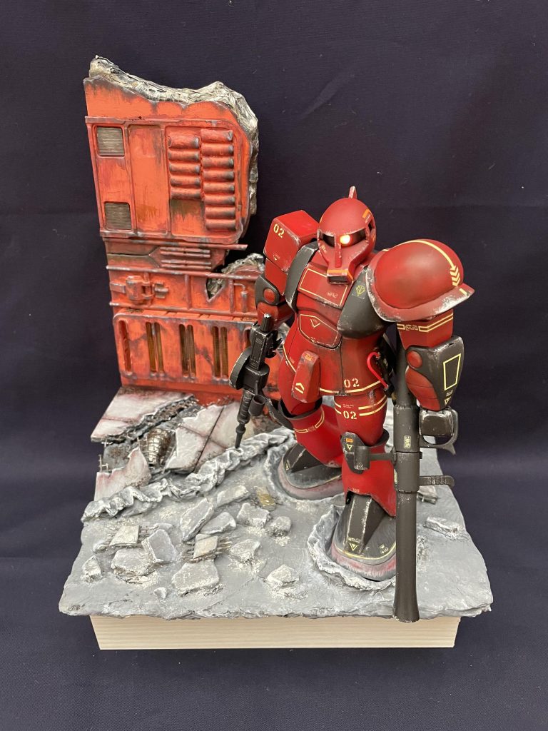 壁は宇宙船内部をイメージして、T字カミソリの替刃容器と歯間ブラシのプラスチック容器を接着して作りました。地面は月面をイメージして紙粘土と塗装で対応、塗装はアクリルガッシュで塗装しています。