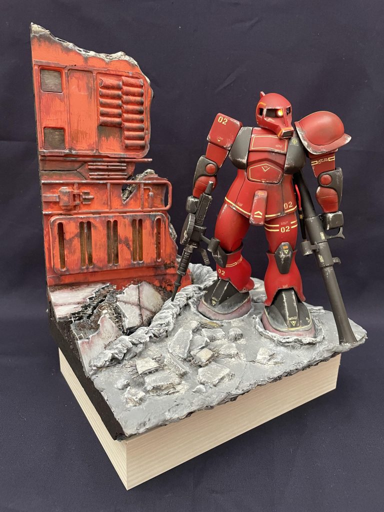 瓦礫等を紙粘土で作製。替刃の容器等以外は全て100均の材料でジオラマを作製致しました。ジオラマ初心者の為、色々な作品を参考にさせて頂きました。