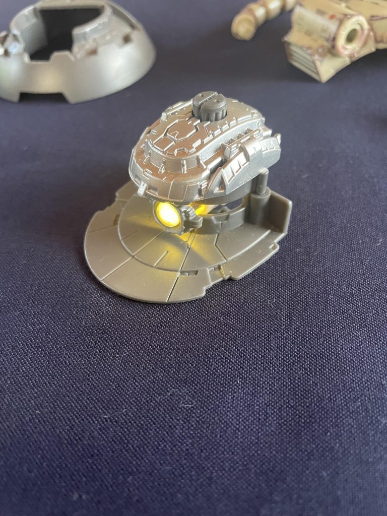 モノアイを発光させたく、100円ショップにてミニチュアスタンドライトを購入し、ライト部分を分解して取付しました。