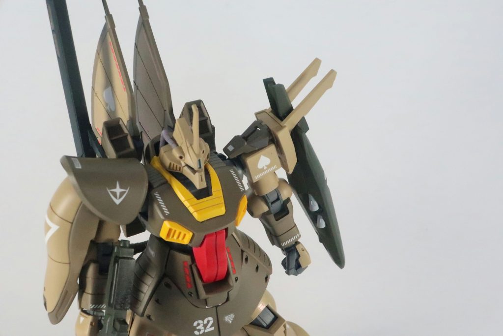 左肩の追加シールド内側にはビームサーベル、グレネード、ビームガンが備えられています。また、左肩上面がむき出しで、いかにもプラモデルだったのでカバーを付けました。