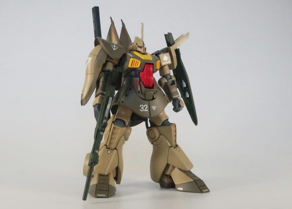 接地させた際に足首が捻挫しているようだったので、足首側面にパテを盛って、スネからつま先にかけてのラインがなだらかになるよう修正しています。