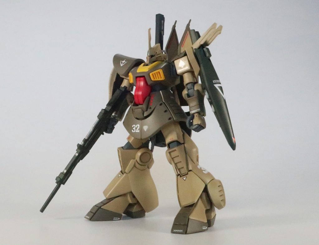 左肩に懸架しているのは、デルタプラスのシールドを加工したものです。防御力と火力の増強が狙いです。