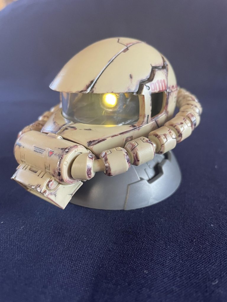 完成して満足していた1週間後、モノアイ発光用のキットがガチャポンより販売されていました。😭　　せっかくの改造が無駄に…