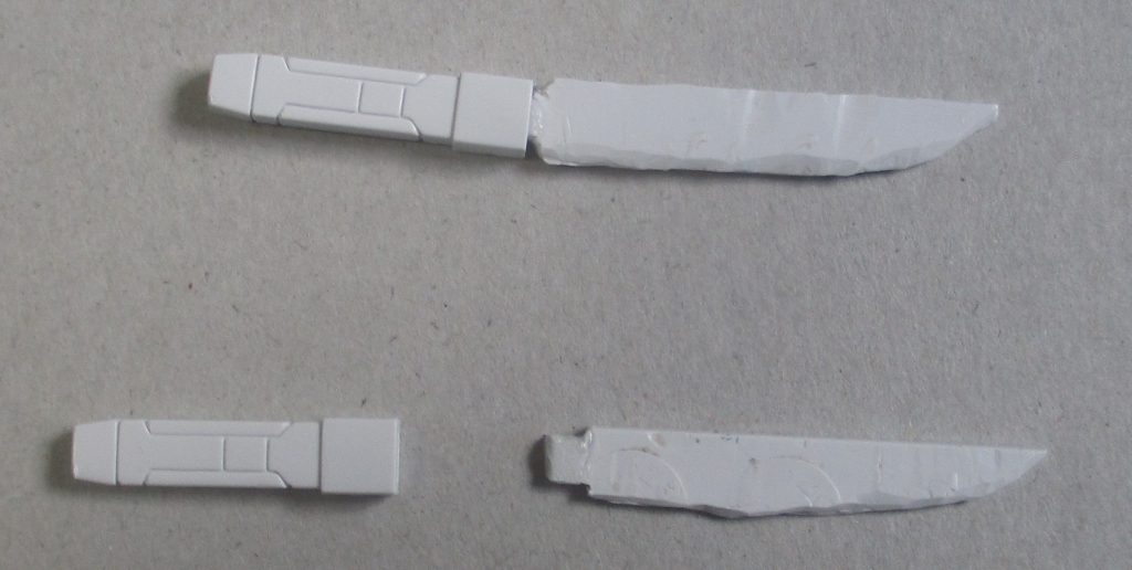 ナイフは、ベリアルの物と同様、プラ板を削って、ガンダムマーカーのシルバーで塗って製作しました。