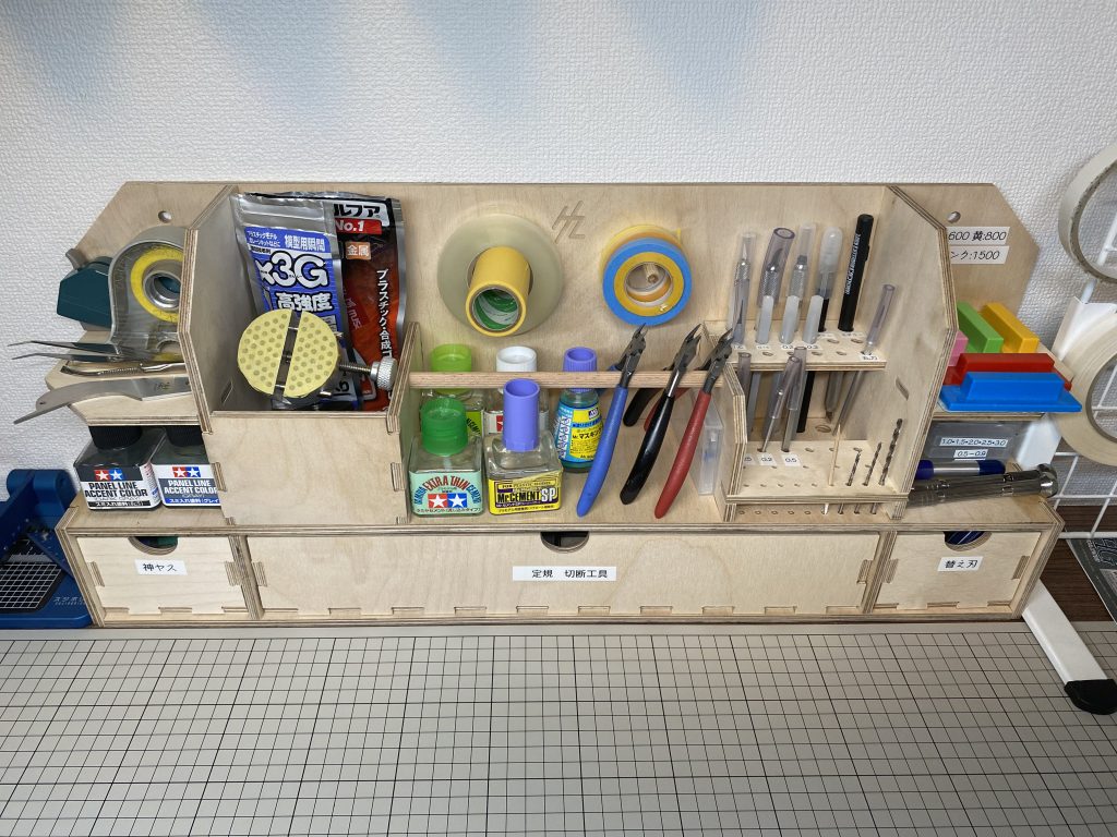 いつもガンプラを和室のコタツテーブルで組んでいたんですが、9月から和室が使えなくなったので、今回自室でガンプラを組める様にデスクからライト、カッターマット、工具収納まで購入しました。今年はもうガンプラ買えないかも、、、笑