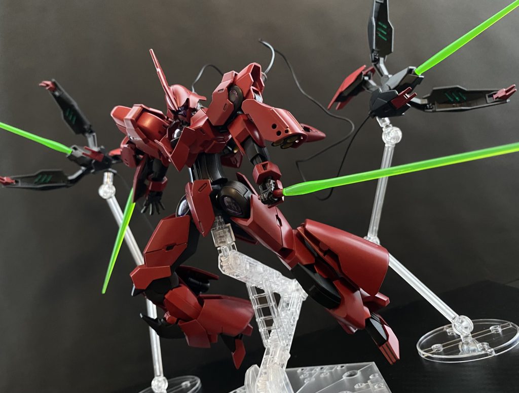 　クローとしての使用や、ビームサーベルを発振しての近接格闘、シールドコーティングされたプレートにより、攻防一体の武装として高い性能を持つが、遠隔操作時にはワイヤーを介した操作の為、非常に高い操縦、操作技術を求められる装備といえるだろう。