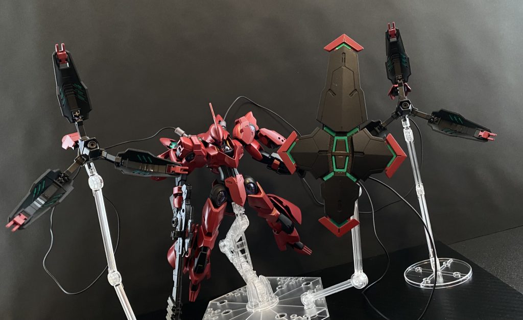 　機体背部に装着されたビームブレイザーとほぼ同等の装備。基本的には、ミカエリスの右腕に装着されていた物と同じだが、ビームキャノン、ビームマシンガンなどのメイン射撃武装としての機能は失われている。その代わりに、遠隔操作時限定だが、ビームガン(インコム系武装)として使用可能である。