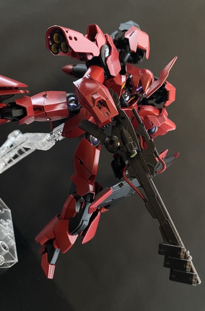 　ベースとなったミカエリスは、片腕を固定装備としたことで、攻撃性能を得た代わりに汎用性を失ってしまった。しかし、同じミカエリスベースではあるが、こちらは通常のMS、ベギルペンデなどに近い機体構成となっている。その為、非常に高い汎用性を持つ、また失った攻撃性能は、ベギルペンデなどのアンチドート搭載MSとの連携をとることで対応している。専用ビームライフル　細身だが、高い連射性能を持つ。集束して高威力の射撃も可能である。