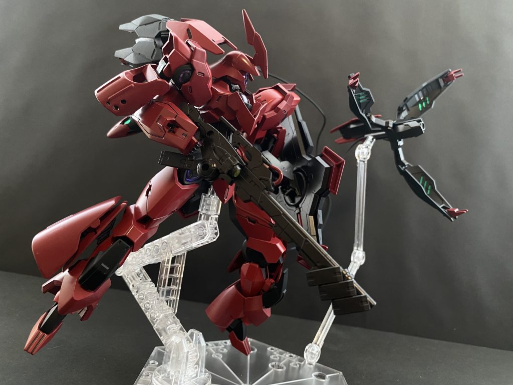 　エン…クワイエット･ゼロに向かうスレッタ達の前に、シャディクが搭乗し立ち塞がるも、激しい戦いの末、撃破。胸部を破壊され脱出ポットで脱出した所をエアリアルに捕捉されてしまう。〜前回投稿、エアリアル改修型参照〜