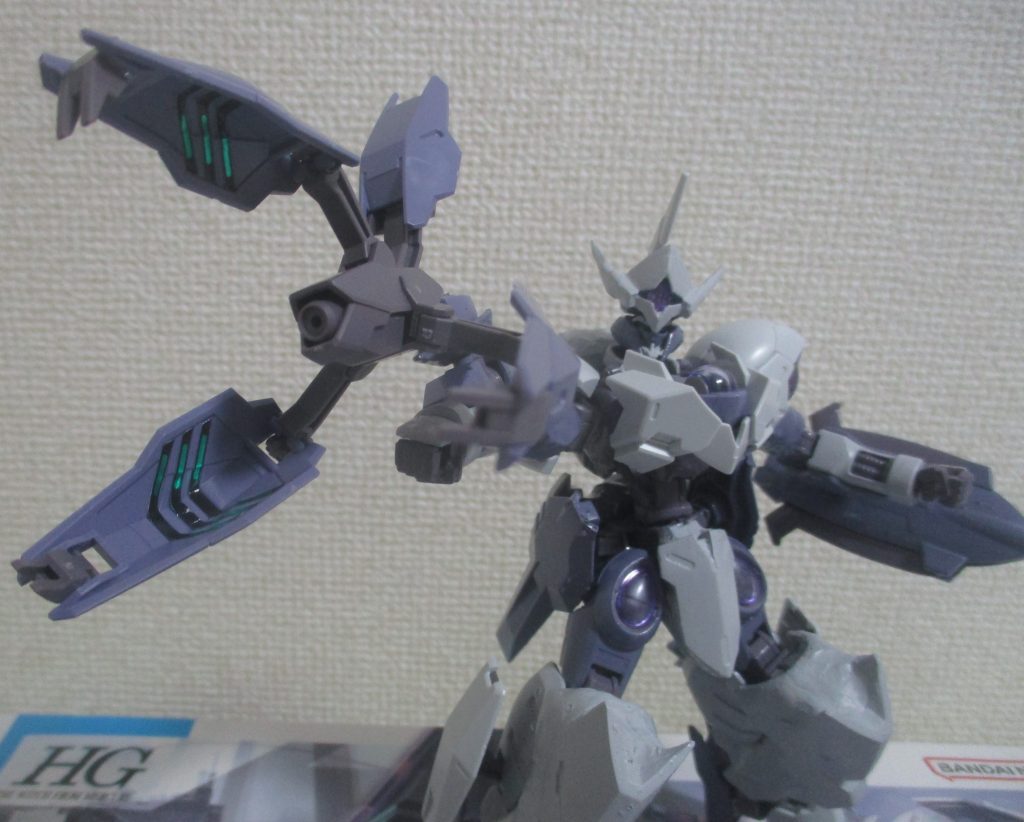 武装1「アイアンブレイザー」本家の「ビームブレイザー」と同じ複合装備。基本、3つのクローで敵を捕らえて、ビームサーベルの代わりにダインスレイブを発射する設定です。