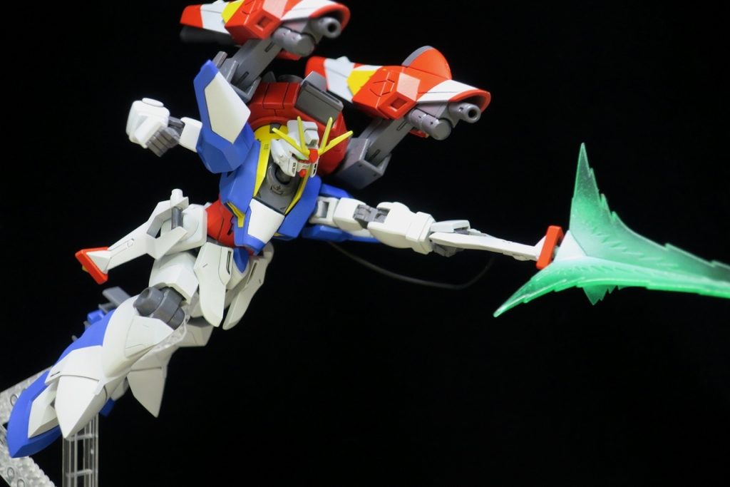 アルミューレリュミエールハンディ突撃エフェクトもつけると重さがすごいのでHGの手だと保持がギリギリです。グリップも設定通りだと円柱で持たせられないのですが、腰への接続ピンをストッパーにして持たせてますハンディは1枚目の写真のように腕にマウントも可能です。