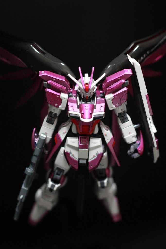 本体の細かいパーツより、羽のパーツの塗装が一番苦労しました。。。でかいんで塗装範囲が広いうえに、よく見える箇所だから手が抜けなくて。。。苦労のかいあってか、きれいな翼に仕上がりました。