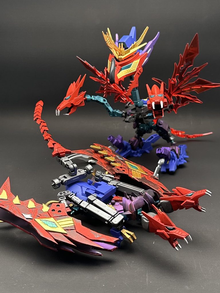 『フューラーワイバーン』と『フューラーギドラ』各種装甲パーツをまとめたオブジェ形態フューラーワイバーンは、エピオンのMA形態をイメージ、フューラーギドラはそれ以外のパーツで３つ首竜にしてみました。