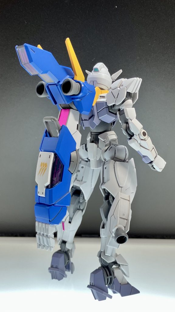 デカい腕がバックパックにもなる。