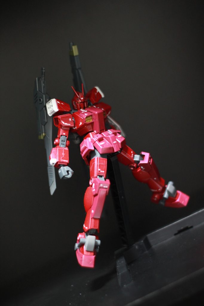 ということで1年ほど前に制作したものにはなりますが、アメイジングレッドウォーリアーを作りました。本機体はビルドファイターズトライ中でも登場シーンが少ないですが、1位2位を争うレベルで好きです。