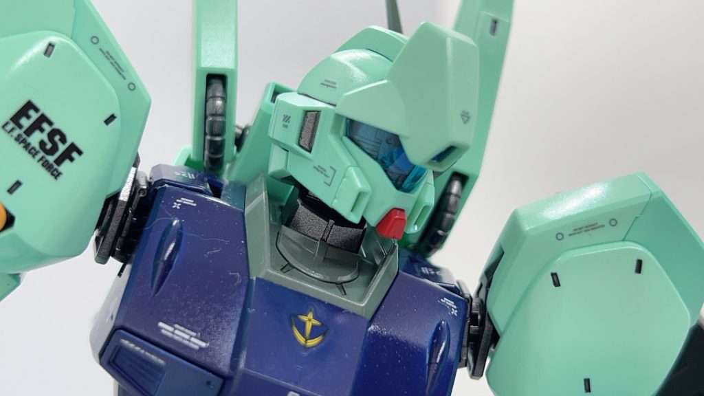 首の可動はかなり自由に動きます。