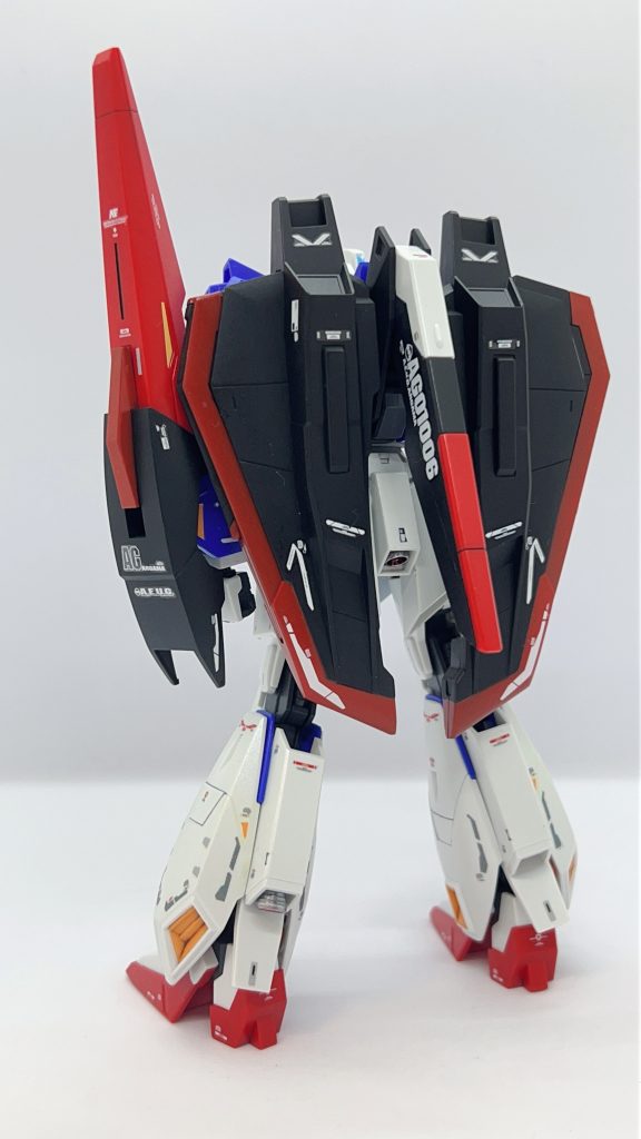 デカールは切ったり、向きを変えて工夫して貼る必要があります。それにしても時間がかかりました。