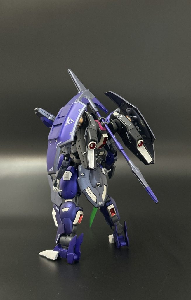 背部には高機動化の記号としてフライトユニットを装着させています。直接背中へ付けずにバックパックに被せる事で肩がアンビカーやユニットに干渉しなくなりました。