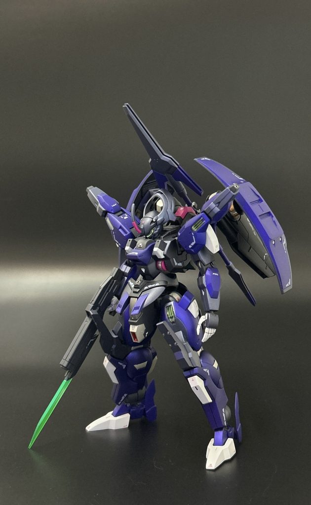 エアリアル戦にて敗北したグエルが挑戦者として再度戦いに挑む為の機体をイメージしています。機体色は挑戦者らしく青系統ツートンです。差し色のピンクはグエルのヘアスタイルにモチーフにしています。